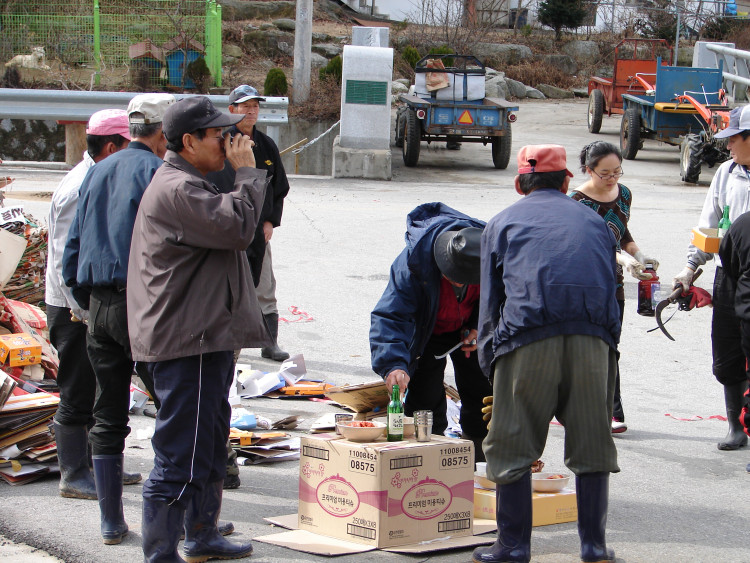 고된 작업뒤에 두부와 김치로 한잔하는 모습