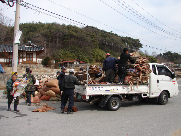부리수거한 재활용품 판매준비 하는 모습