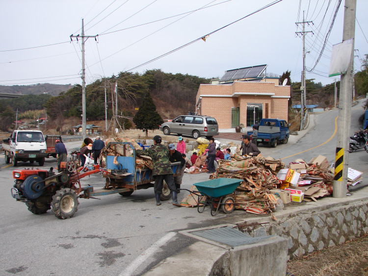 경운기 소지 하신분들께서는 운반하고