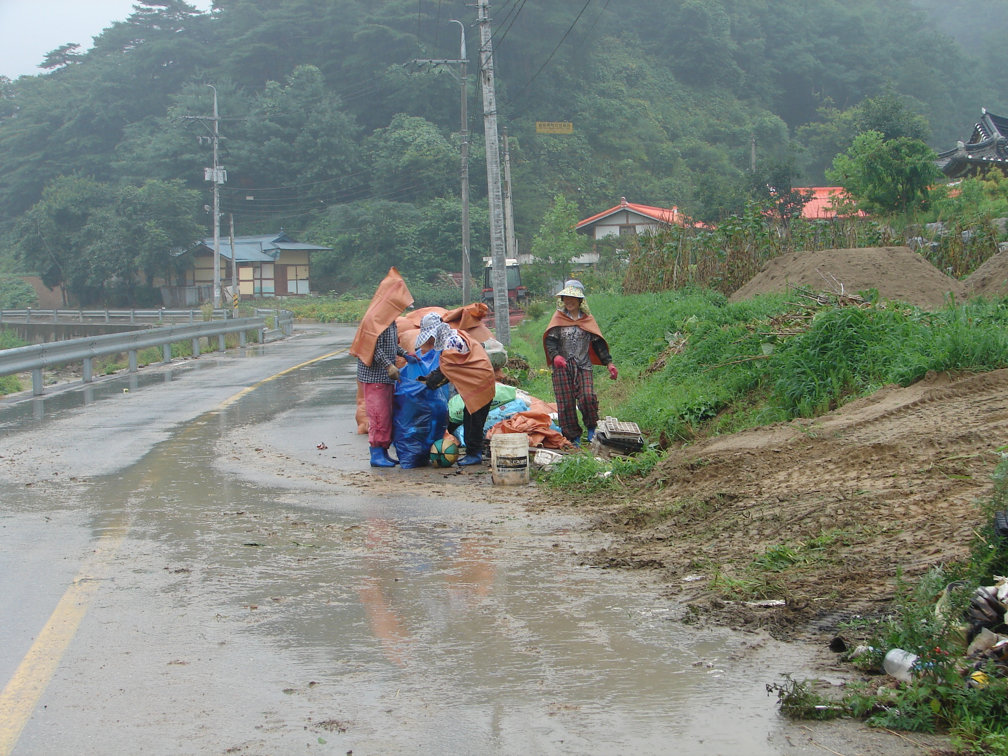 도로는 마을 사람들이 아침 저녁으로 쓸고 닦고 하면서