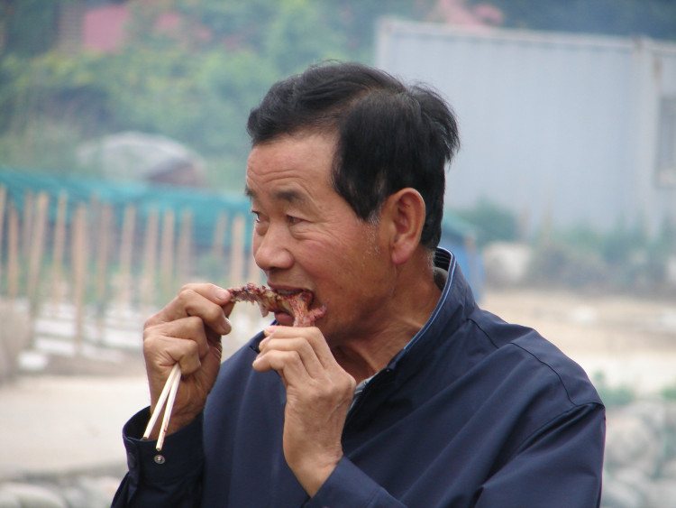 열심히 일하신 어르신 맛있게 드시는것 너무 보기 좋아요