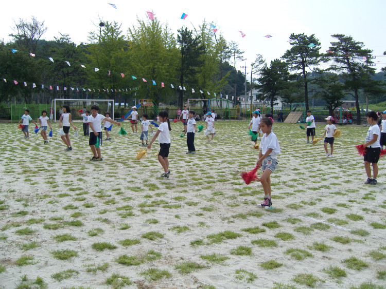 애들은 춤추고 노래하고