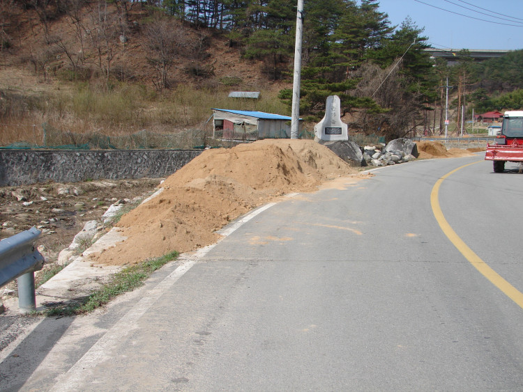 마을 계획에 의해 흙이 들어오고 흙은 인근지역에서 이장님 도움으로 꽁짜로