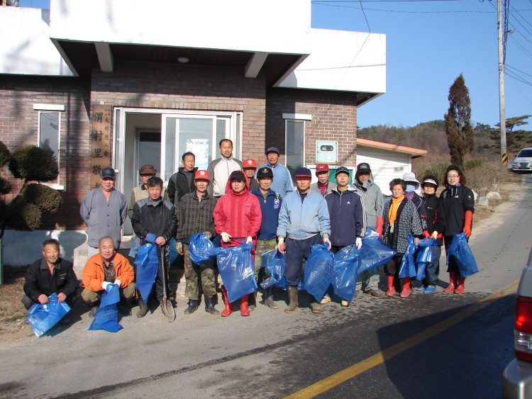 청소하기전 이장님이 찍자고 해서 어색하지만 한방 박아봤어요