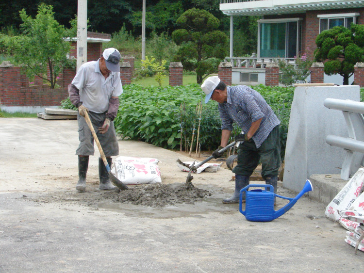 마지막 시멘트 비비고 계신 어르신 고생하셨습니다.