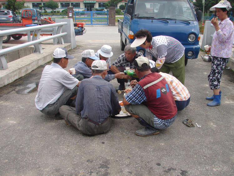막걸리에 목 축이고 사업 공정얘기하며