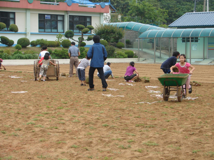 마을 가꾸기 지원센터에서도 나와서 격려 해 주시고 힘내라 힘내 젖먹던 힘까지