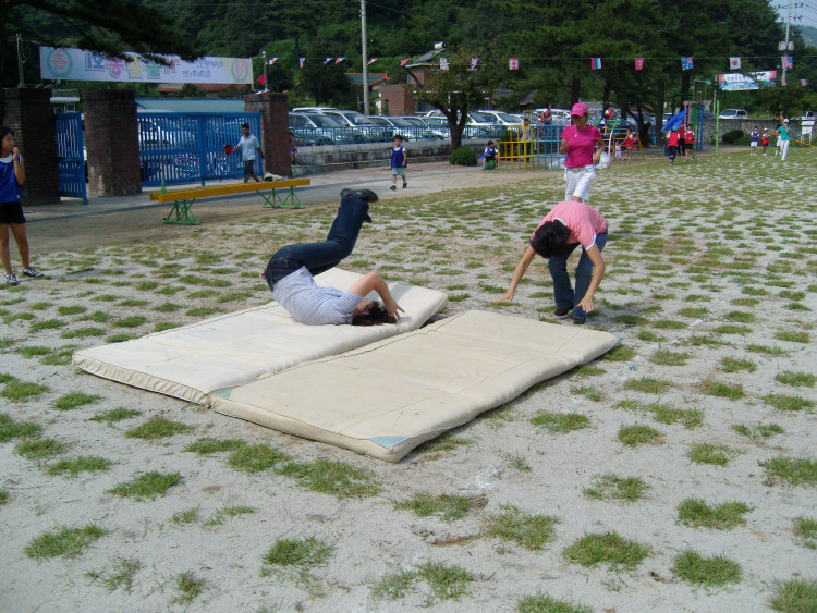 엄마들은 매트에 구르고