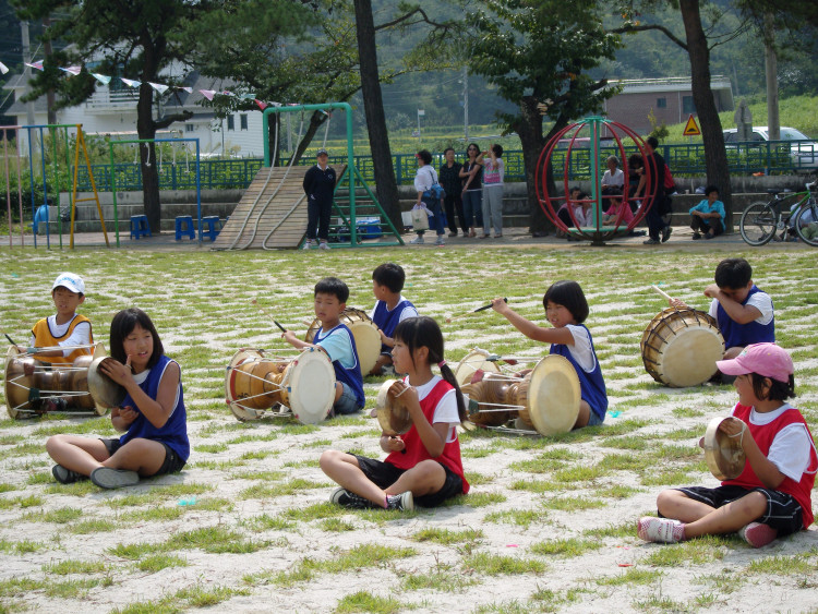 아이들의 농악 솜씨 자랑도 있었답니다.