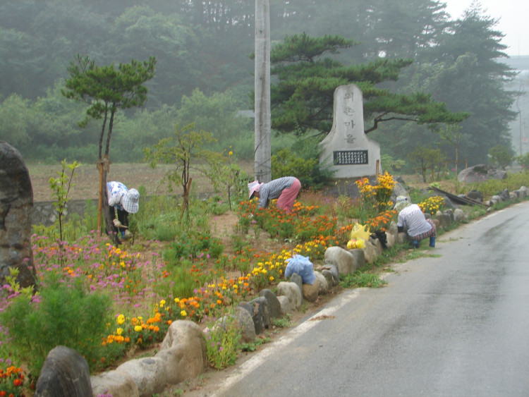 이대로 그냥 갈수 없다하여 꽃동산 잡초제거까지 