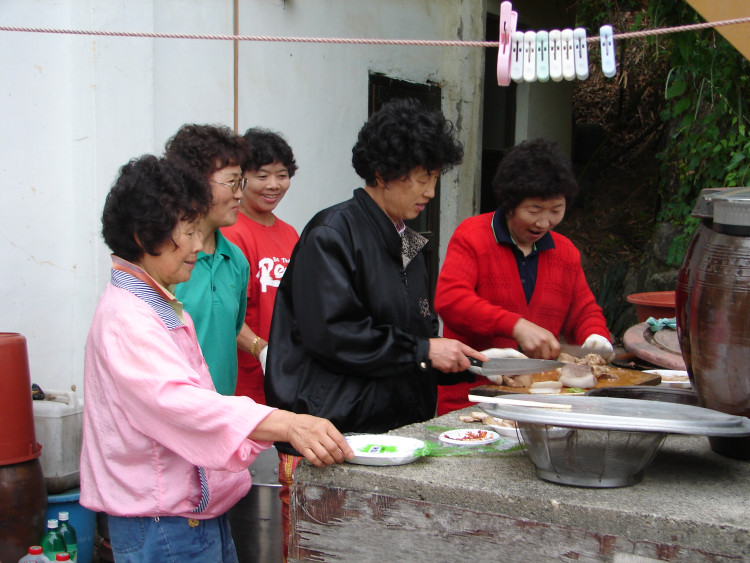 항상 뒤에서 지원부대 역활을 충분히 하시는 부녀회원 여러분 감사합니다.