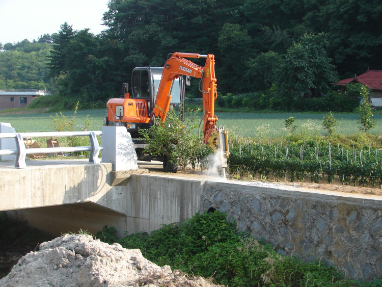 재방은 굴삭기로 허물고 진입로 만들계획입니다.