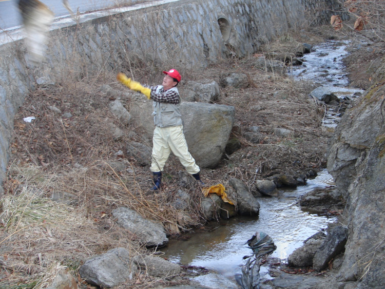 하천에서 도로위로 올리고
