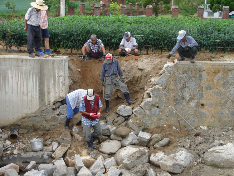 허물어진 자리는 빨리 복구해야 했어요 혹시 비라도 오면 낭폐 잖아요