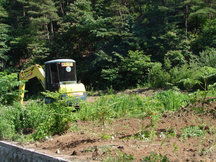 무너진 밭두렁도 보수하고