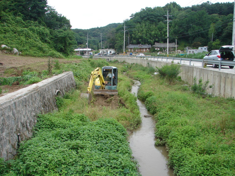 2000년 루사 복구작업후 처음으로 토사 제거실시