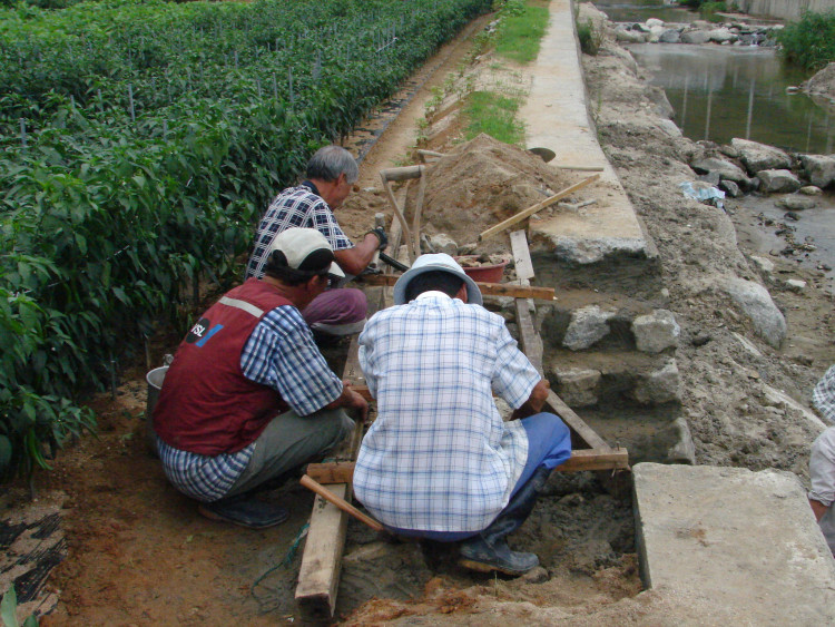 깔끔한 마무리 손길이 분주 합니다.