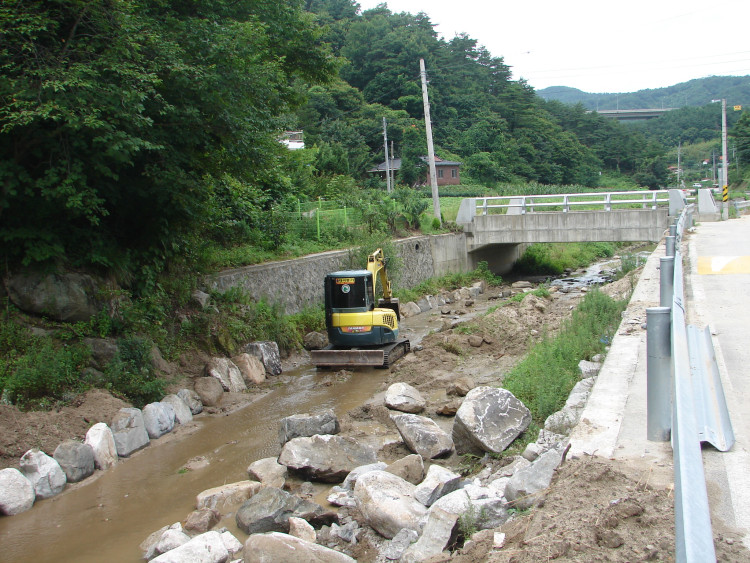 하천 재방 토사 흘러내릴까봐 착착 쌓고 또 쌓고