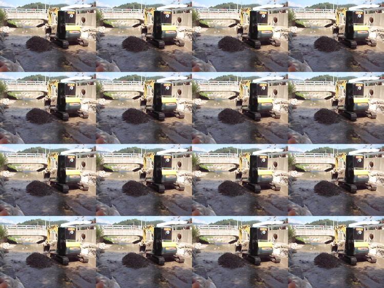 토사제거 자연석 쌓기 끝나고 하천 바닥에 자갈 들어오고