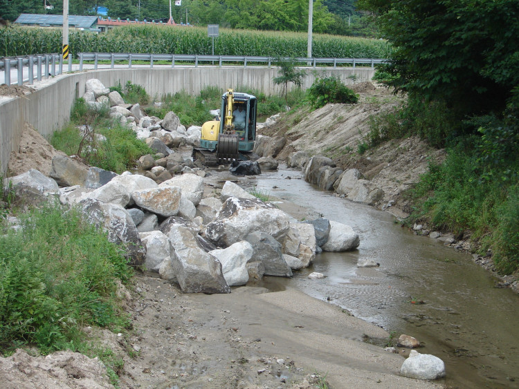하천이 정비 되고 자연석이 15톤 차량으로 25대 들어오고