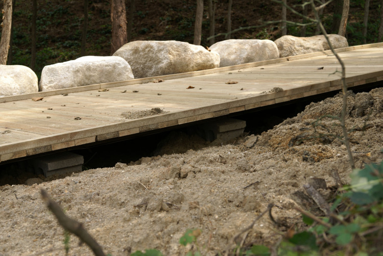 보도 밑 부분인데 하단을 나무로 바쳐서 부식이 조금 빨리 진행될 가능성이 있어 보입니다. 