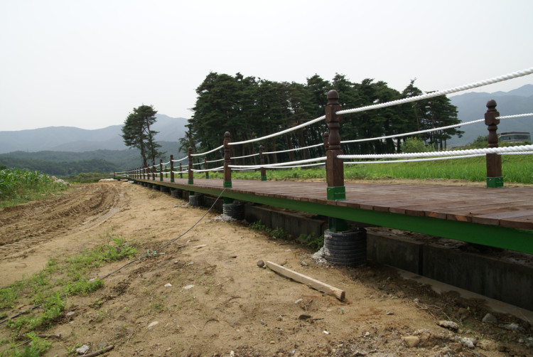 이후 보도 밑부분의 보기 싫은 부분을 가려줄 방안이 필요합니다.