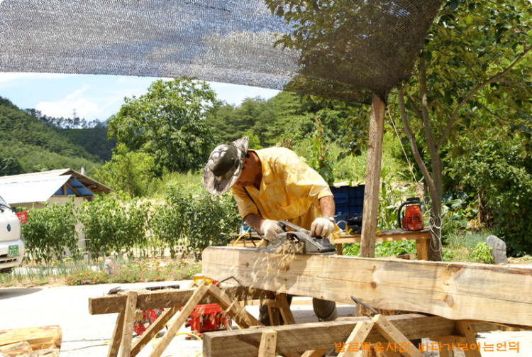 톱질한 나무를 한쪽에서는 대패질로