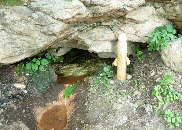 깍바지골 소원 약수터의 조형물