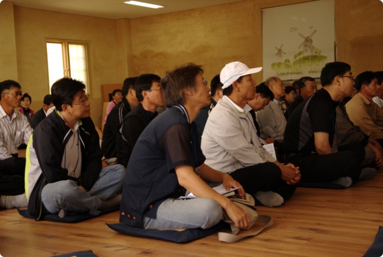 진지하게 설명도 듣고