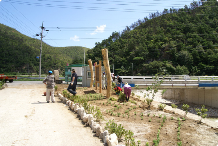 귀촌한 새로운 마을사람이 직접만든 장승이 세워지고