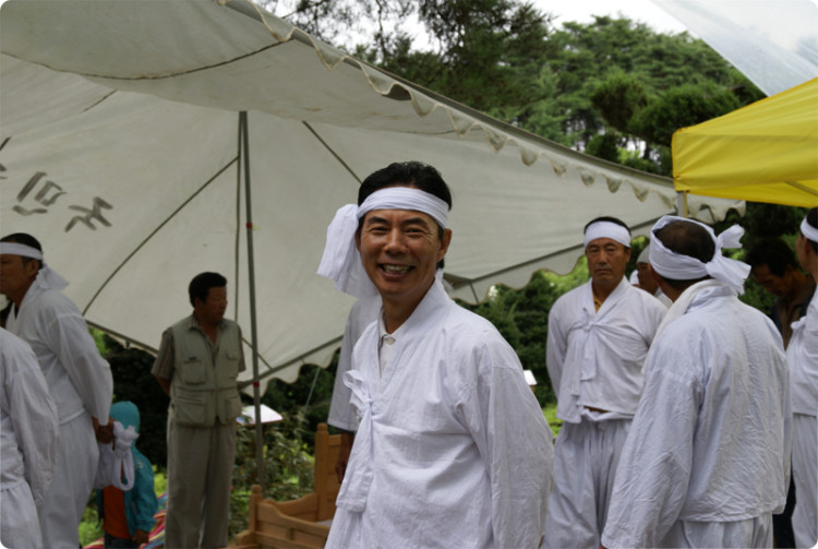 오랫만에 차려입은 옷이 마냥신나는 어린애로 돌아가고