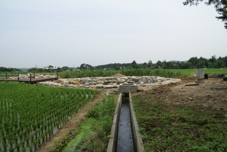 용금정 옆 농수로 사각집수정(?)은 돌이나 흙으로 가릴수 있으면 더 좋을 듯 합니다 .