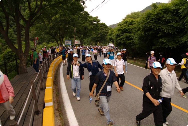 일행들과 이야기를 나누며 함께 걸었습니다.