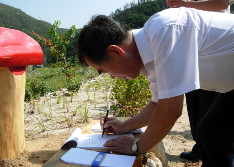 소원을 적고 계시는 옥계면장님