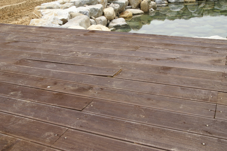 테크중 끝부분에 고정 나사못이 빠진곳이 하나 있습니다.  조치가 필요해 보입니다. 