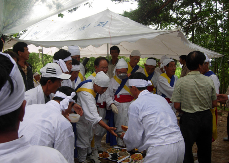 질음식을 나눠먹는 팔래꾼과 풍물패