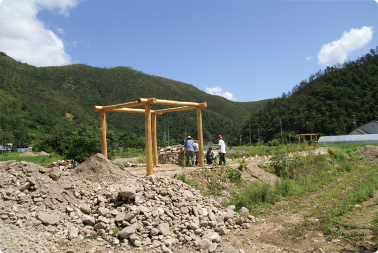 넝쿨식물이 올라가 그늘을 만들어줄 파고라가 세워지고