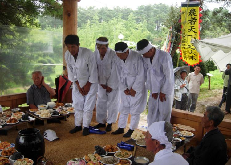 마을 최고 어른께 인사를 올리는 팔래꾼