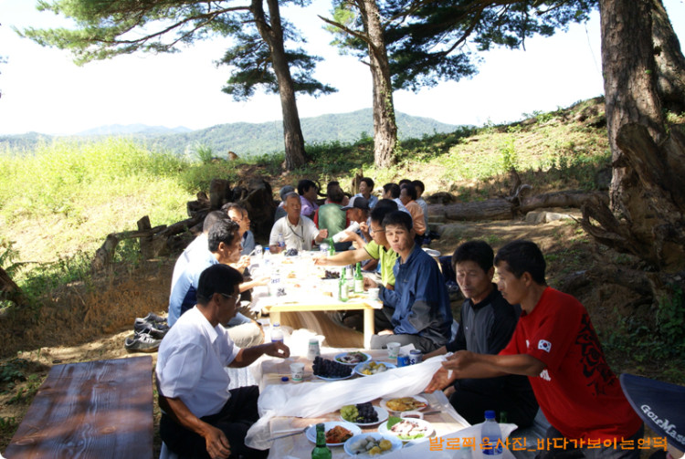 자꾸자꾸 사람들이 모여들고 있습니다. 