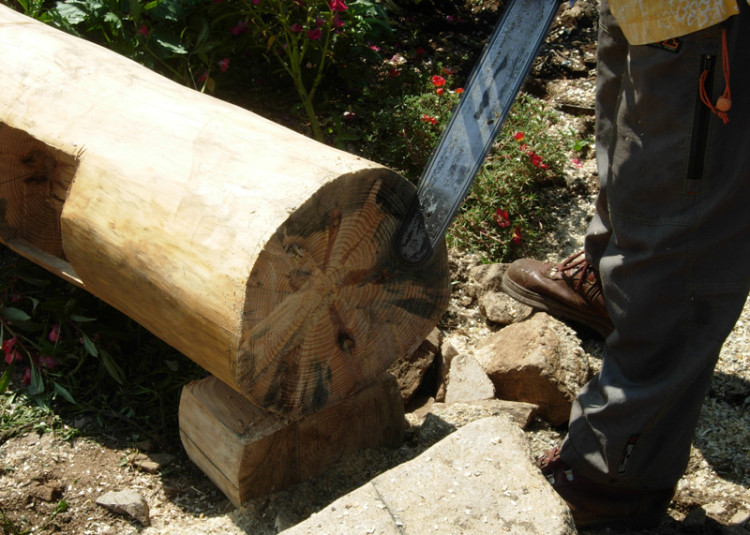 기초석과 기둥이 맞도록 홈파기 작업