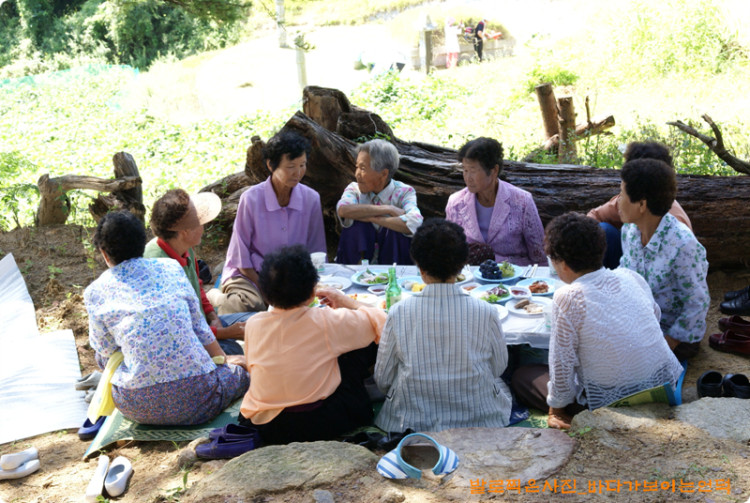따로 모여계시는 할머니들 오늘 가장 즐거우신 분들 입니다. 