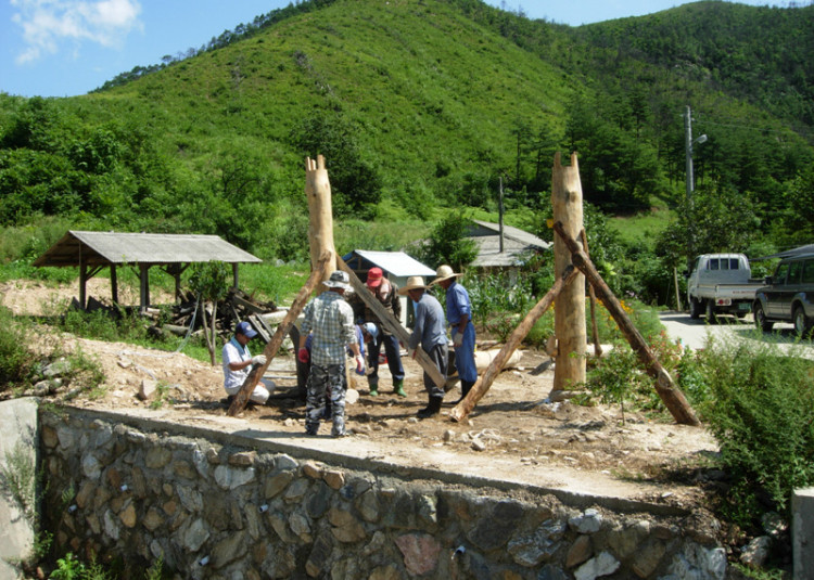 기초석 위에 기둥을 세우는 모습