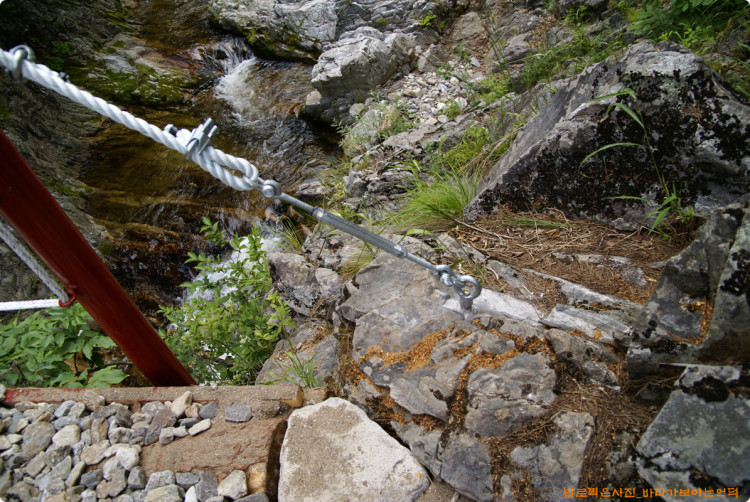다리 양옆쪽의 지지 와이어를 마무리한 모습입니다. 