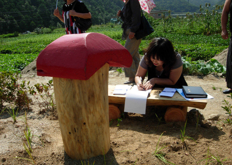 소원을 적고 계신 강릉시청 기획정책과 배윤경님