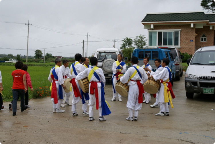 풍물패가 신나는 문을 열고