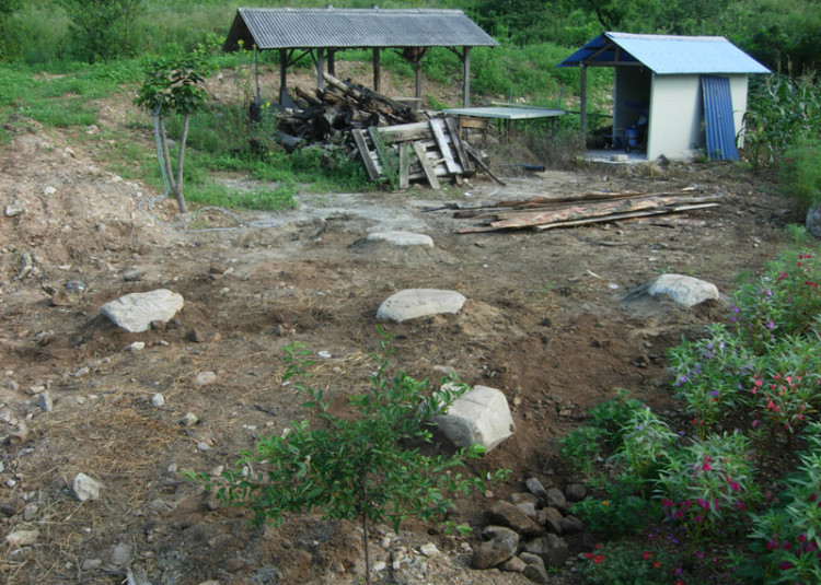 정자가 세워질 자리의 기초석