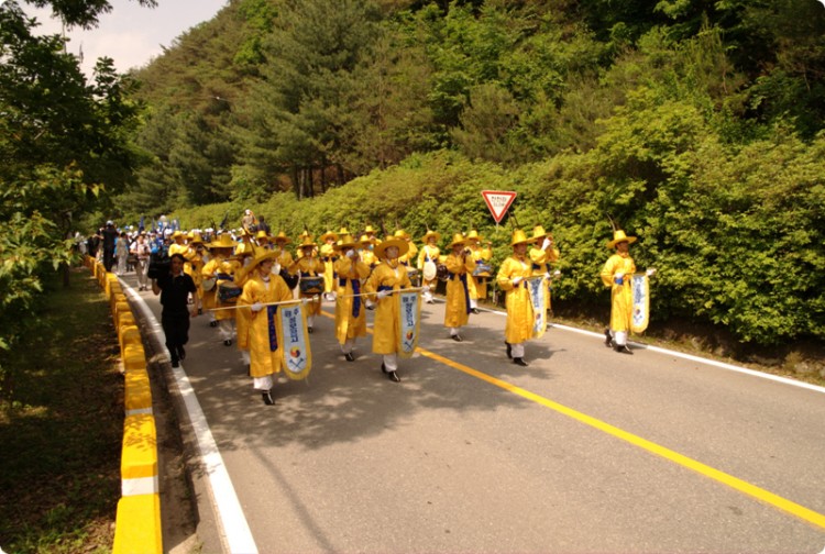 취타대를 앞세우고 출발하여