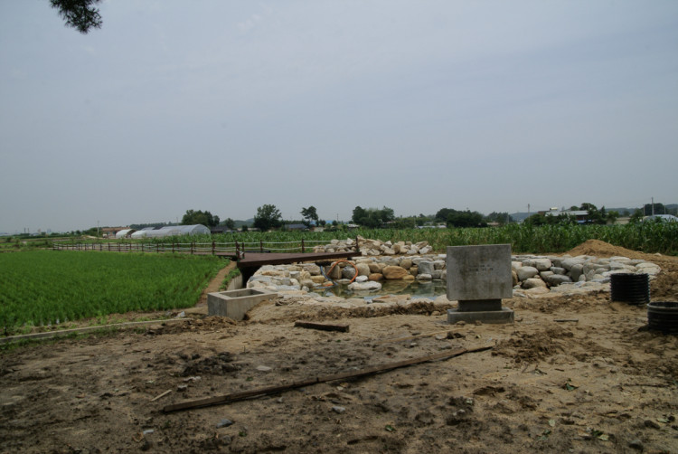 소나무림에서 바라본 용금정의 모습입니다.