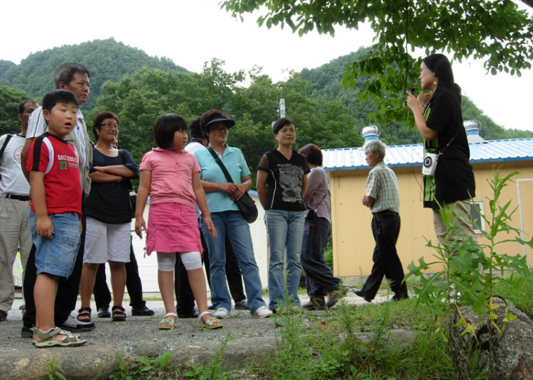 마을 안내를 받으며...