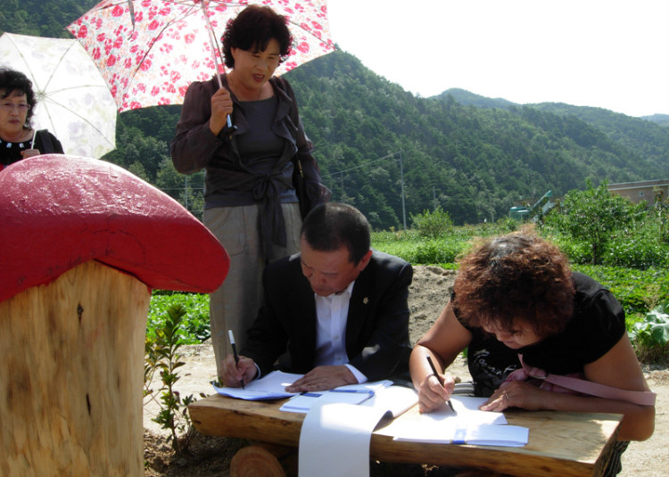 소원을 적고 계신 최종무 시의원님과 옥곔녀 부녀회원